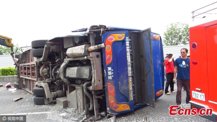 One dead, more than 20 mainland tourists injured in Taiwan bus crash(1/3)