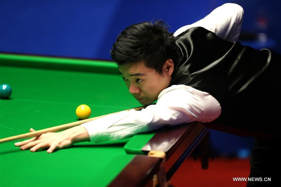 Ding Junhui of China competes during the second round match against Judd Trump of England at Snooker World Championship 2016 at the Crucible Theatre in Sheffield, England, on April 25, 2016. Ding won 13-10. (Xinhua/Han Yan)