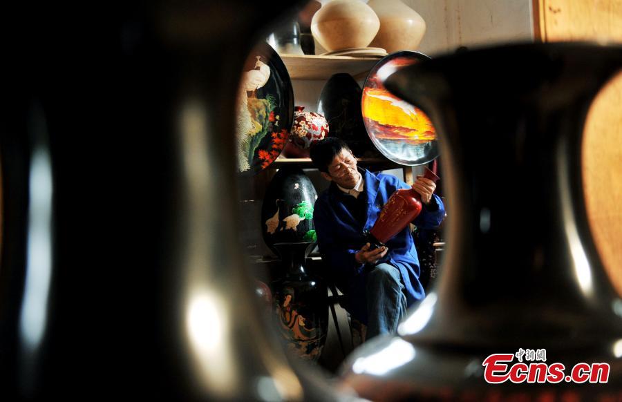 Lacquerware master worries about future(1/15)