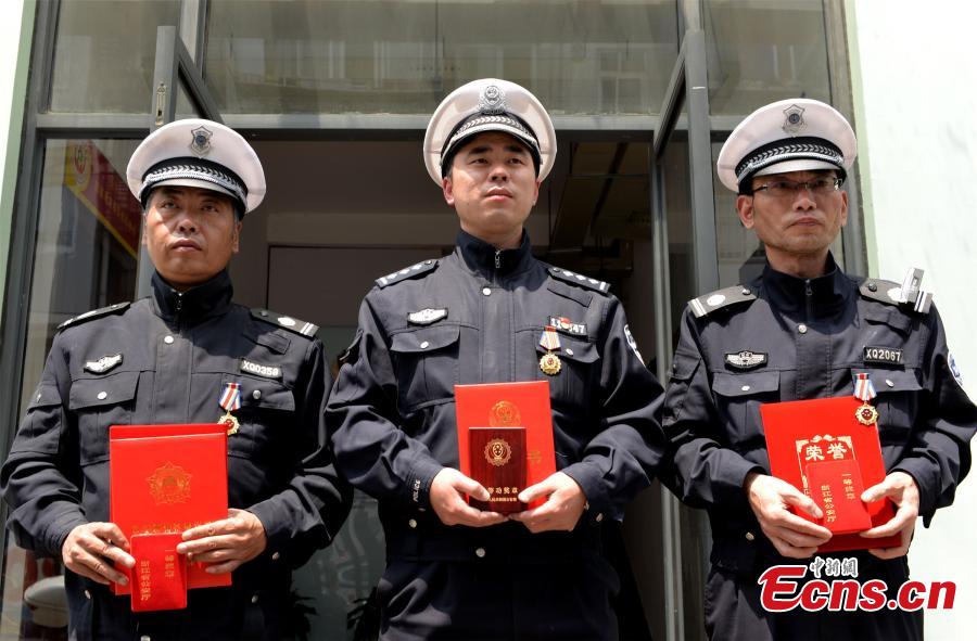 Traffic policeman rewarded for preventing disaster (1/4)