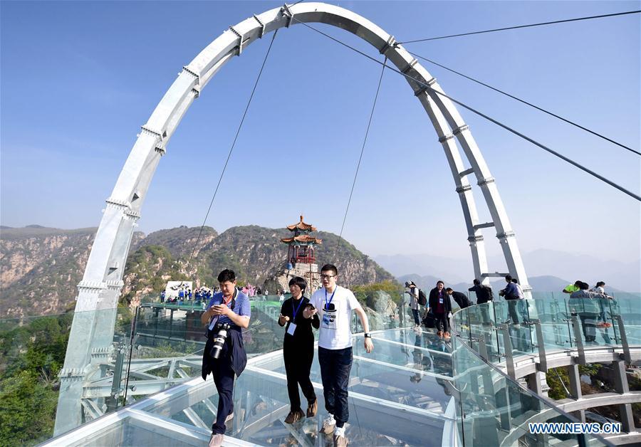 Glass sightseeing platform in scenic spot of Beijing opens(1/6)