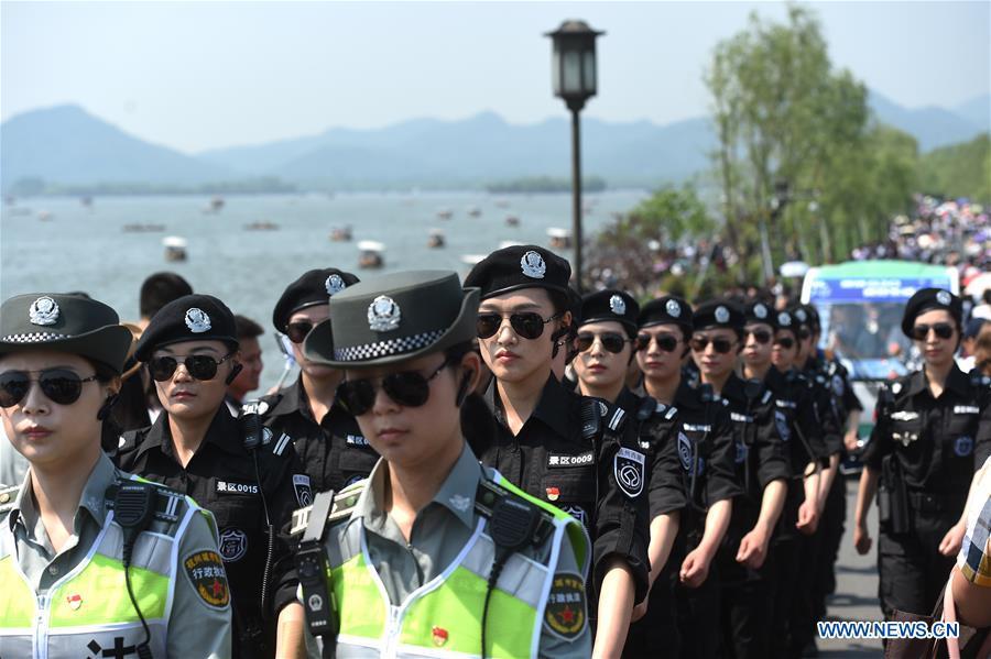 Female patrol team seen at West Lake in Hangzhou(1/6)