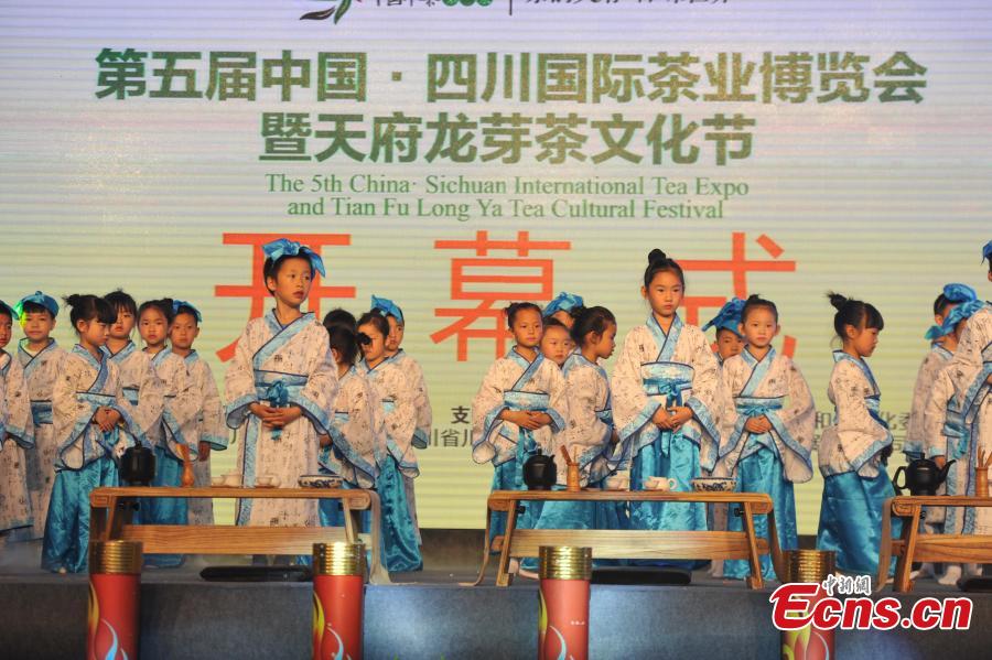 Pupils perform tea drinking protocols at expo(1/5)