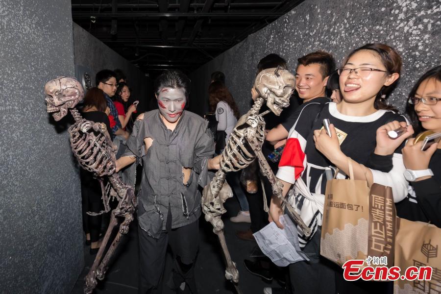 Play virtual reality game in Beijing (1/9)