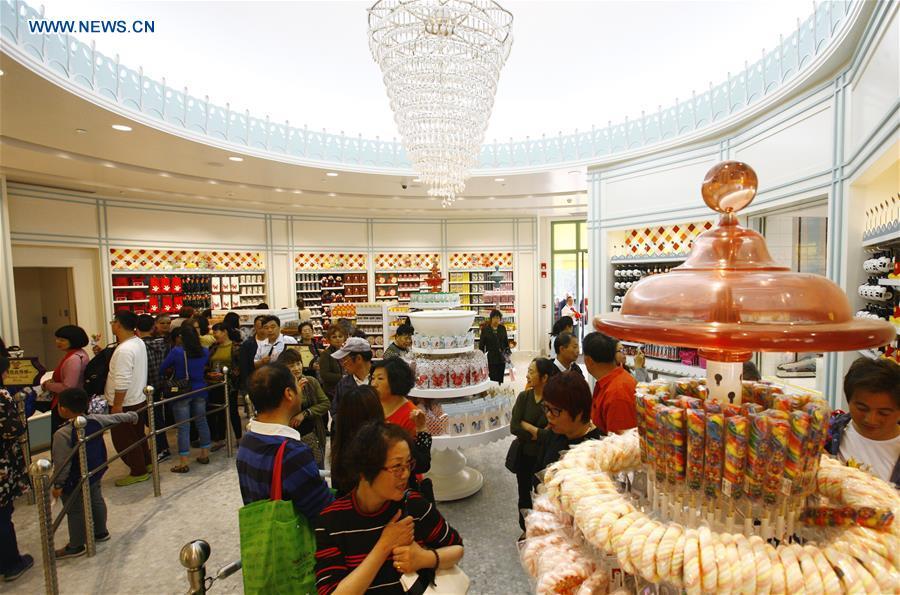 Shops of Disney Resort attract visitors in Shanghai(1/8)