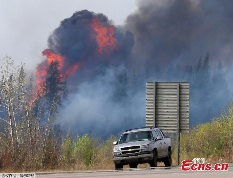 Massive Alberta wildfire expected to burn for months(1/6)