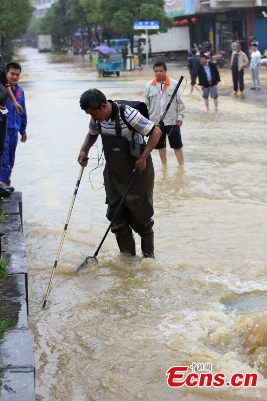 Residents rush to catch fish in flood(1/5)