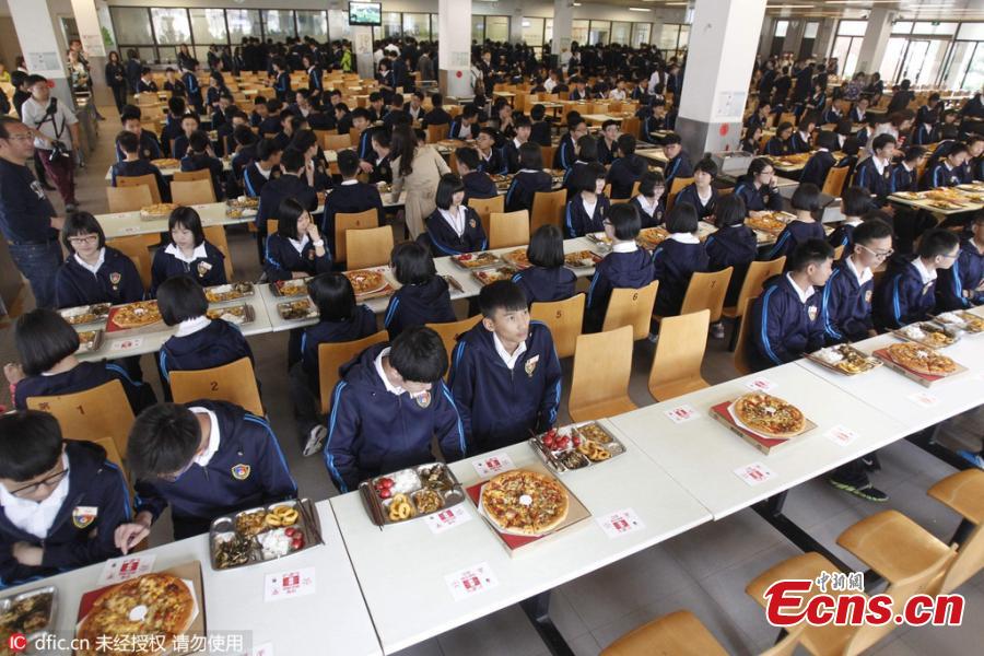 Ex-headmaster cheers students with pizza treat(1/4)