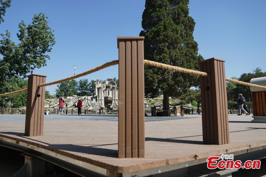 Old Summer Palace installs new walkway (1/3)