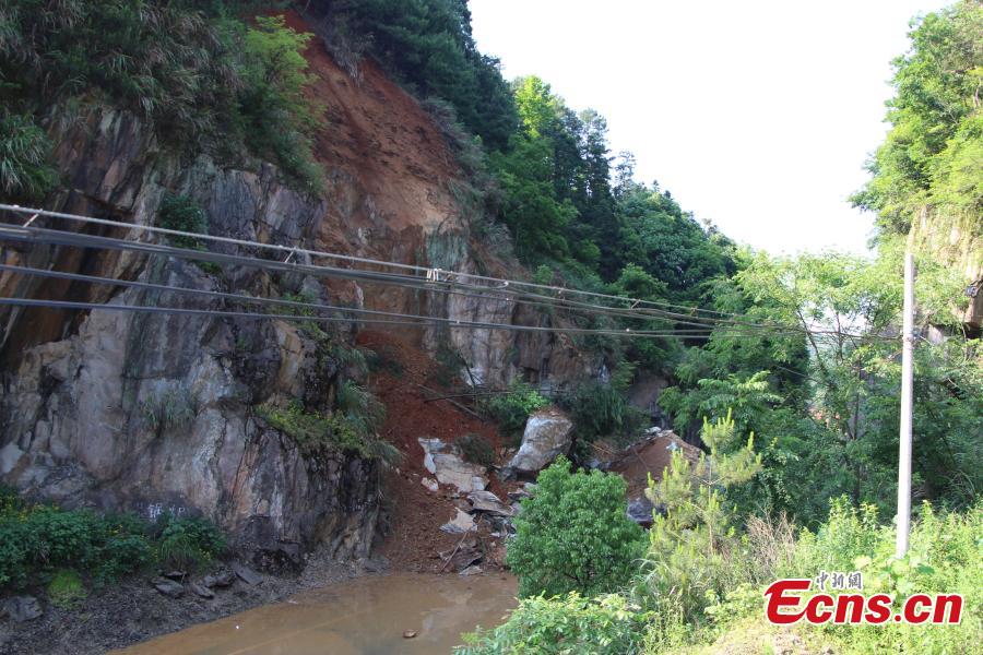 Landslide cuts off road in Jiangxi (1/3)