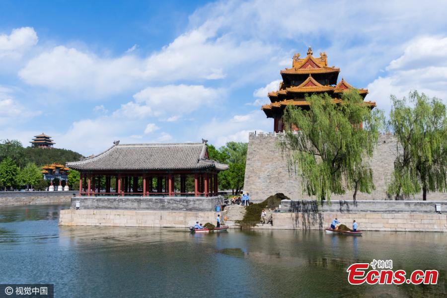 Forbidden City moat clean up(1/3)