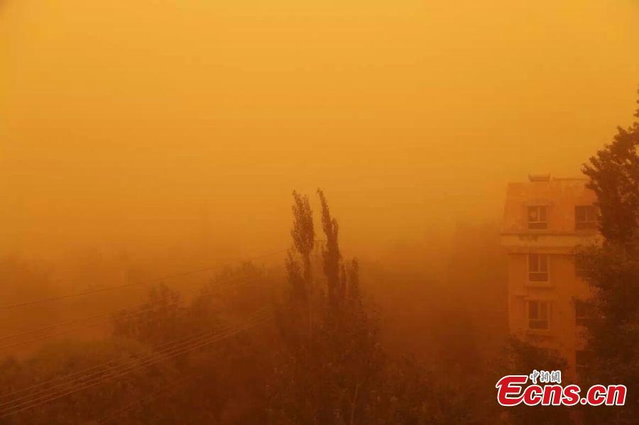 Massive sandstorm hits southern Xinjiang (1/6)