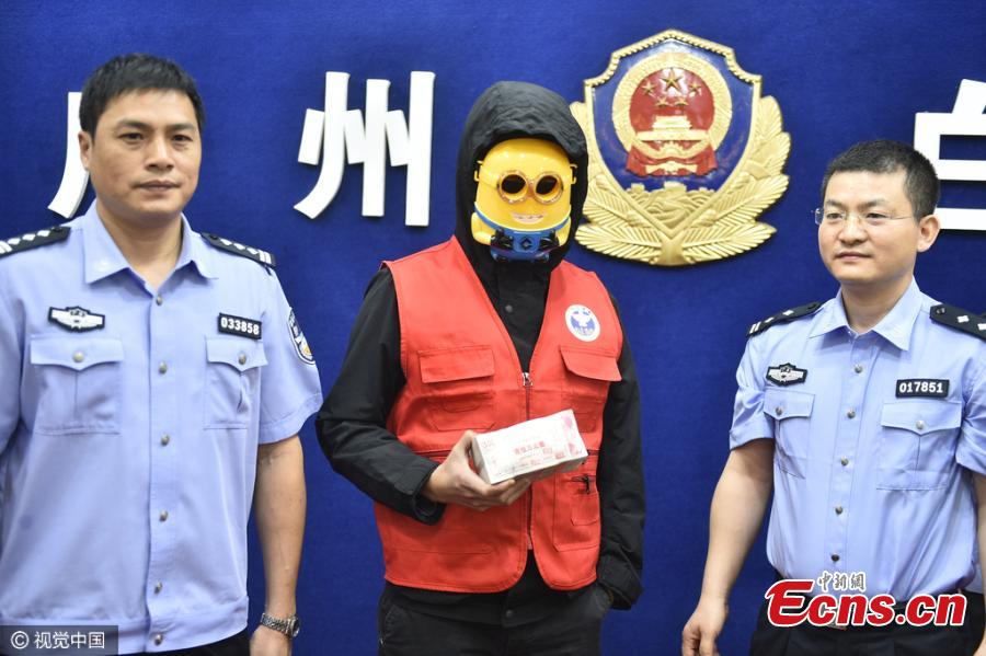 Deliveryman receives 100,000 yuan reward for help in 300 kg drug haul(1/3)