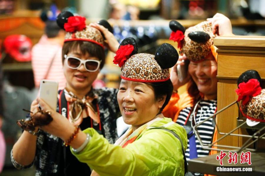 Shanghai Disneyland Resort a tourist magnet(1/12)