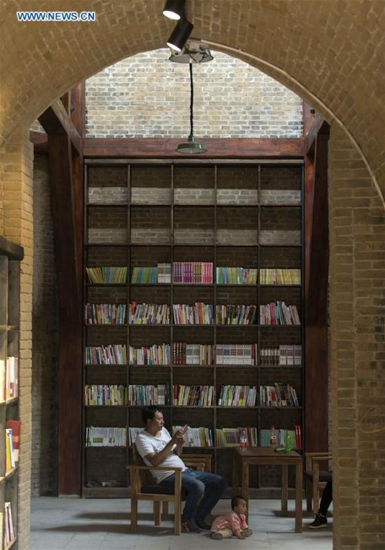 Library modified from cave dwellings attracts readers in NW China(1/8)
