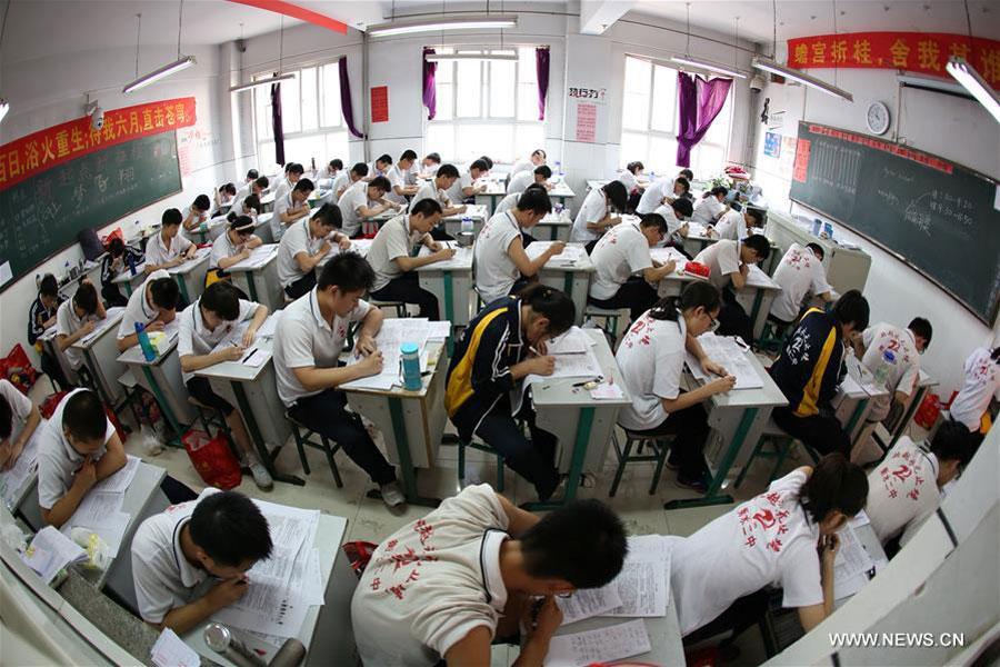 Balloons, paper planes and massages help students relax before college exam(1/2)