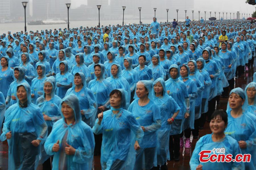 30,000 people perform square dance, set new Guinness Record (1/6)
