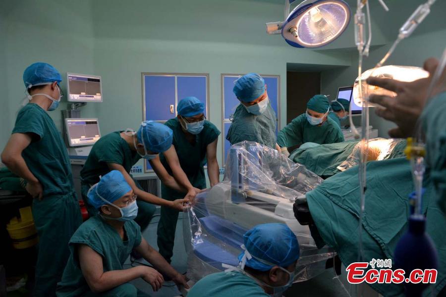 Robot-assisted orthopedic surgery starts in Chengdu(1/5)