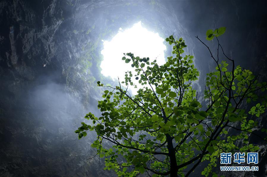 290-meter-deep sinkhole attracts tourists(1/6)
