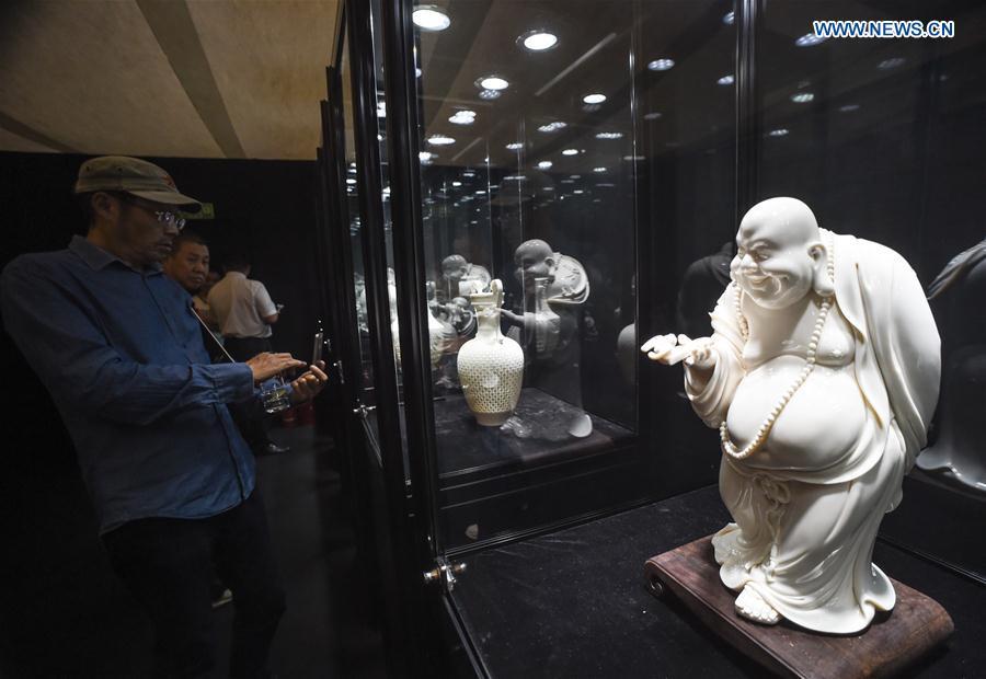 Dehua porcelain art exhibition takes place in Beijing(1/3)