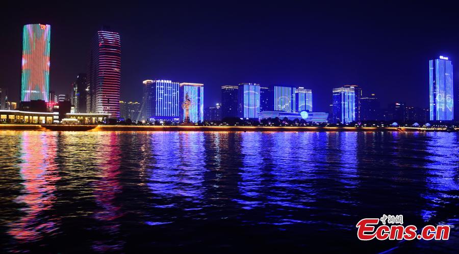 Qiantang River in Hangzhou lightened for G20 Summit(2/8)