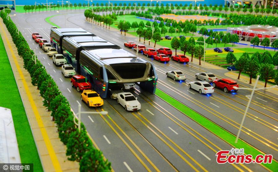 Futuristic straddling bus drives over cars (1/3)