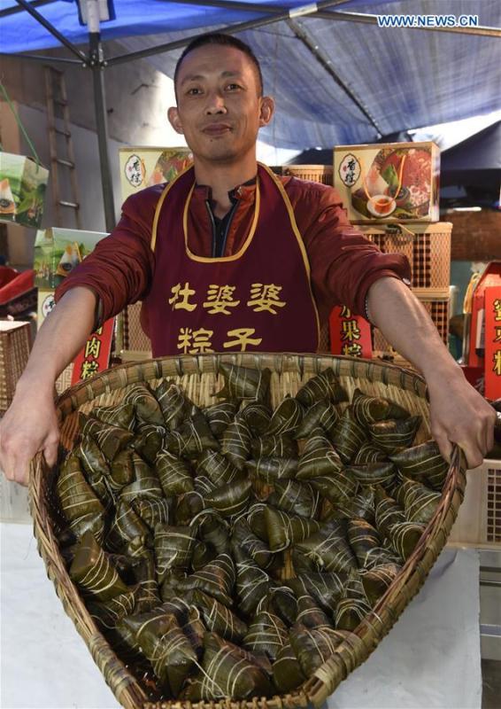 SW China's vendors make Zongzi to greet Dragon Boat Festival(1/2)