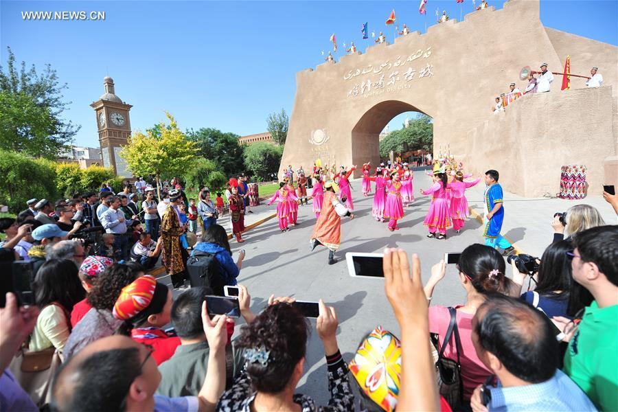 Kashgar attracts good many tourists in NW China's Xinjiang(1/9)