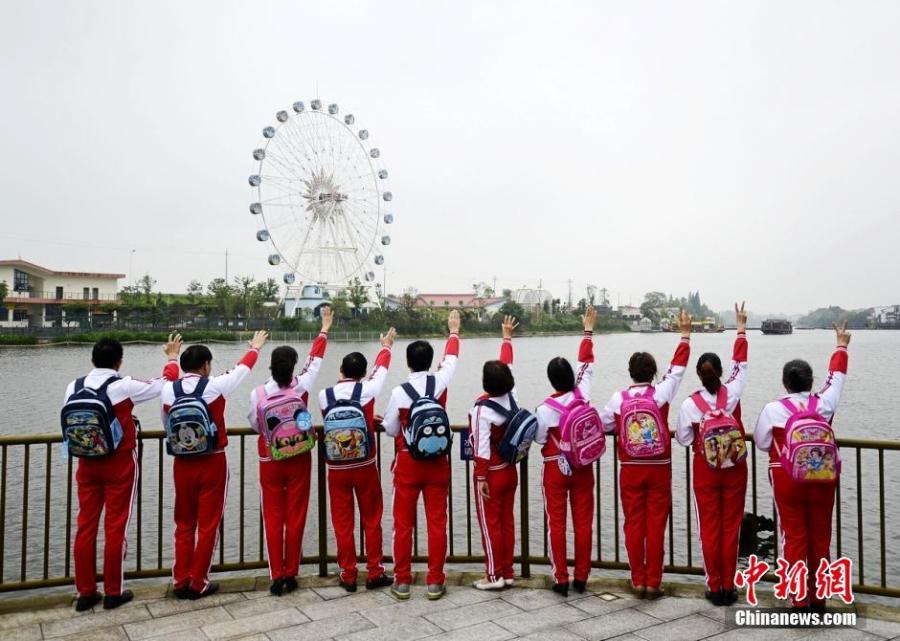 60-somethings make up for missed Children's Day (1/9)