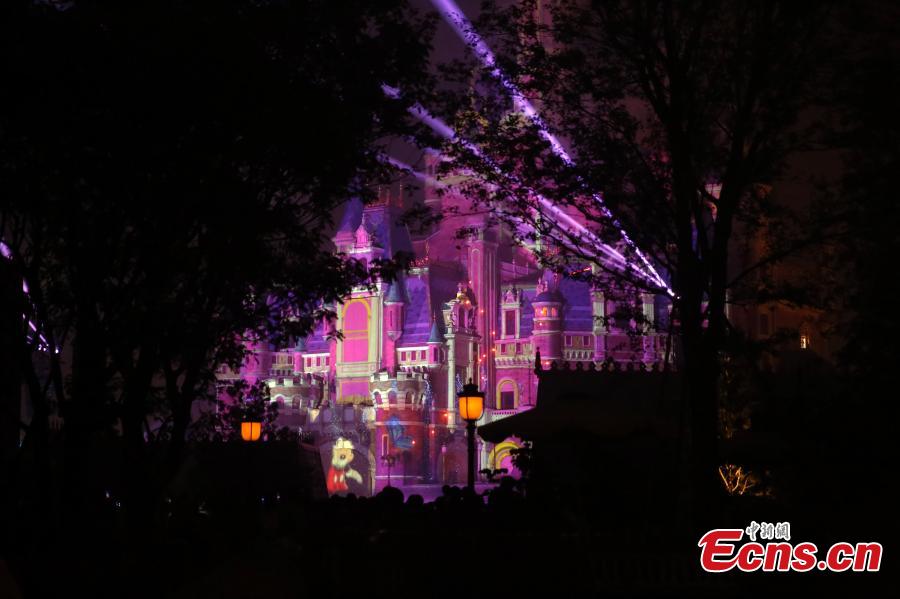 Firework show lights up Shanghai Disneyland (1/5)