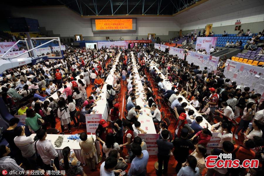 Hangzhou matchmaking event attracts huge crowds (1/4)