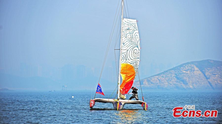 Teacher sails boat in nonstop 4,587-kilometer-long race (1/5)