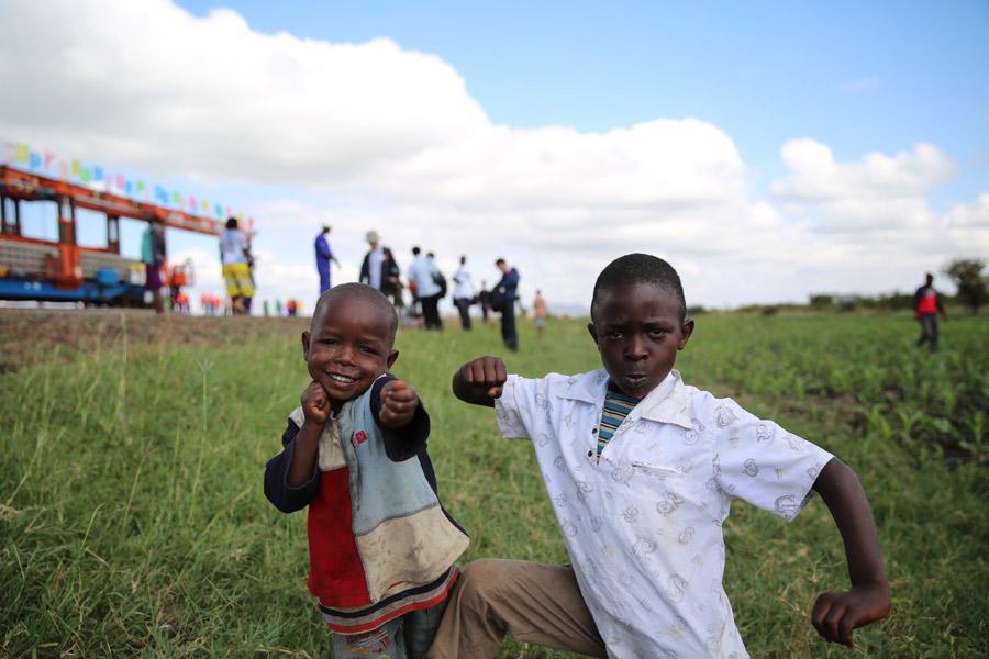 Kids in Africa show Chinese kung fu(1/7)