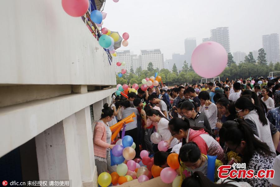 Gaokao-takers tread 12,000 balloons for stress relaxation (1/4)
