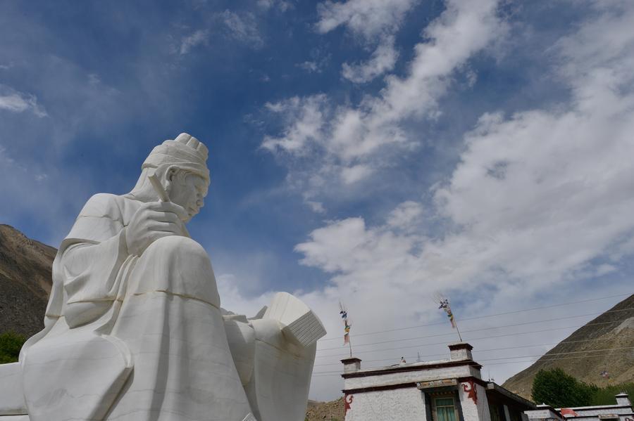 New law protects Lhasa's ancient villages(1/5)
