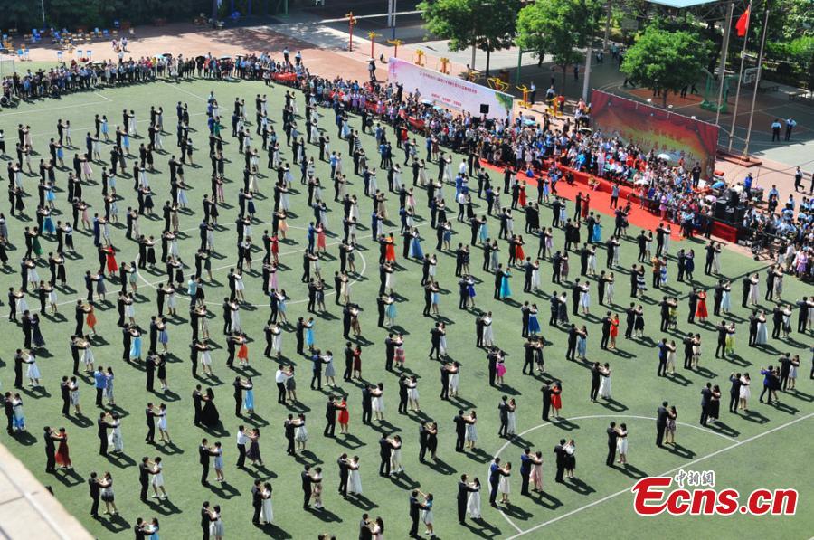High school organizes prom for 700 graduates(1/3)