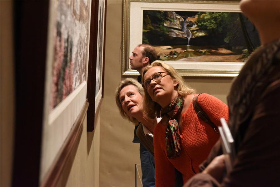Exquisite Chinese embroidery on display in Paris(1/3)