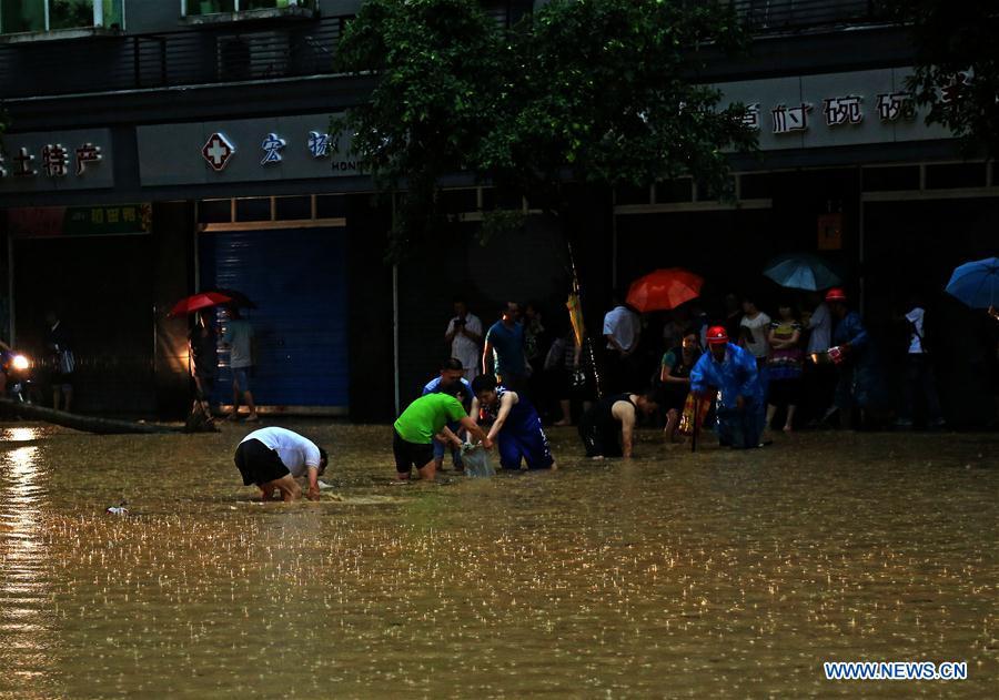 Downpour hits SW China's Chongqing(1/7)