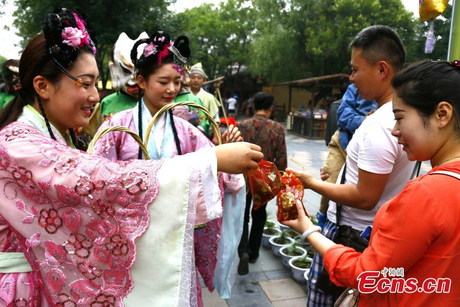 Park shares zongzi for Dragon Boat Festival(1/7)