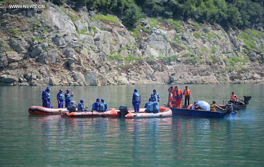 Rescuers search for missing people after boat capsizes in SW Chinese city(1/5)