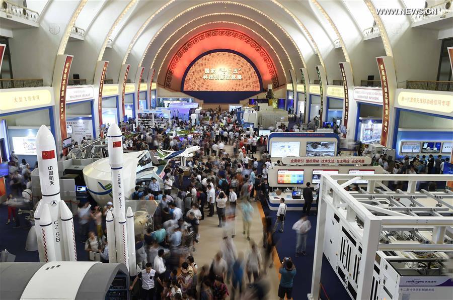 People visit sci-tech innovation exhibition in Beijing(1/8)