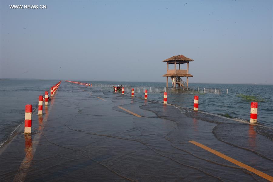 Highway submerged in Poyang Lake due to continuous rain(1/3)