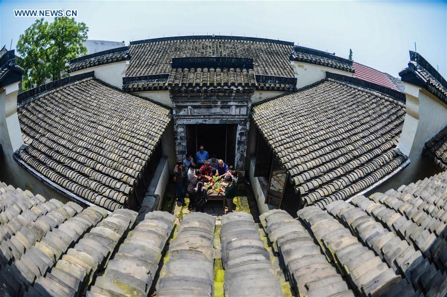 Villagers make rice dumplings to mark Dragon Boat Festival (1/6)
