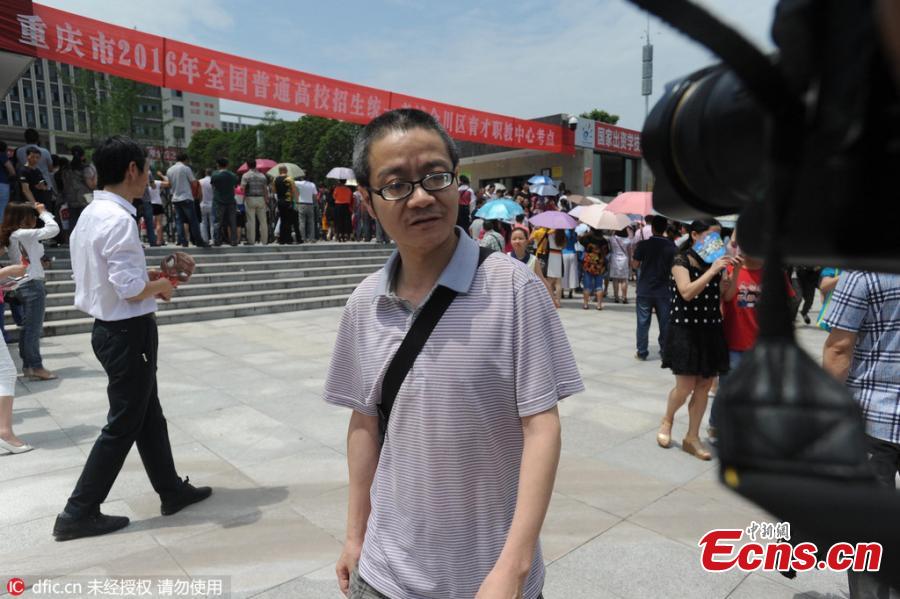 44-year-old sits gaokao test to cheer son up(1/4)