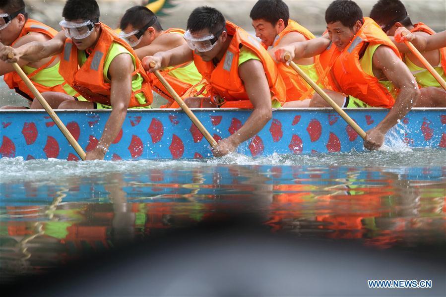 Members of fire brigade attend dragon boat race in SE China(1/4)