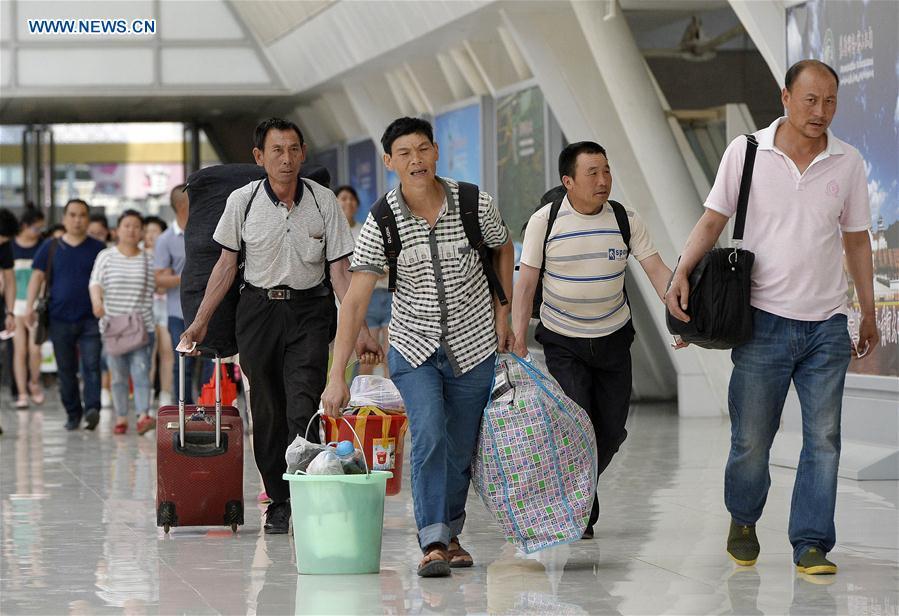 Dragon Boat Festival travel rush begins around China(1/6)