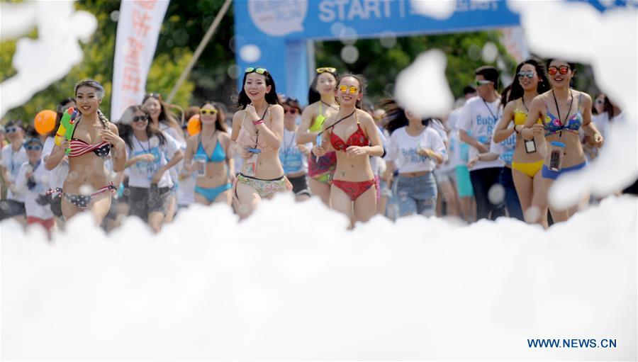 People attend Bubble Run activity in Shenyang (1/6)
