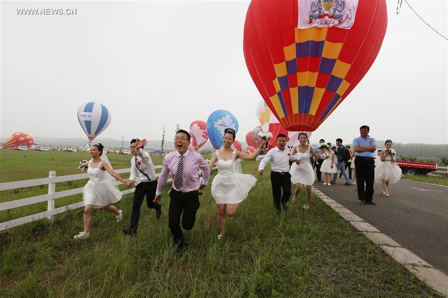 Newlyweds take part in hot-air balloon wedding in China's Nanjing(1/4)