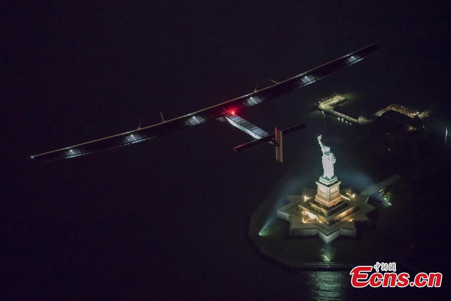Sun-fuelled Solar Impulse 2 aircraft circles Statue Of Liberty(1/4)
