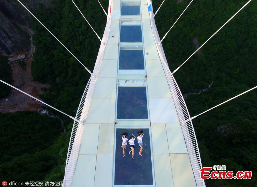 World's highest, longest glass-bottom bridge(1/4)